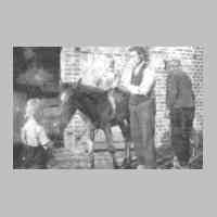 005-0021 Franz Ungermann mit seinen Soehnen Fritz auf dem Fohlen und Kurt vor dem Fohlen im Hof. Rechts im Bild Herr Neufeld..JPG